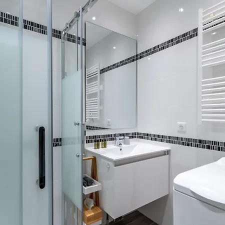 Magnifique 2 Personnes Au Cœur De Menton, Climatisé Et Proche Gares Routière Et Sncf, Totalement équipé Appartement Menton