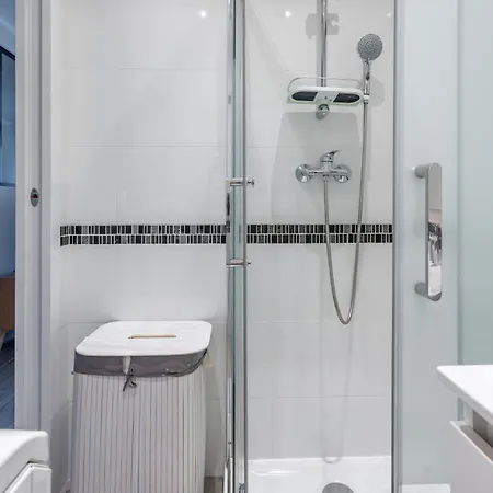 Magnifique 2 Personnes Au Cœur De Menton, Climatisé Et Proche Gares Routière Et Sncf, Totalement équipé * Menton