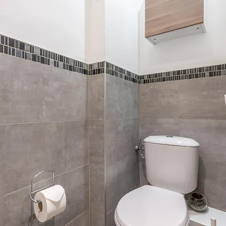 Appartement Magnifique 2 Personnes Au Cœur De Menton, Climatisé Et Proche Gares Routière Et Sncf, Totalement équipé *