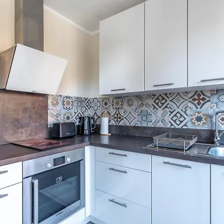 Magnifique 2 Personnes Au Cœur De Menton, Climatisé Et Proche Gares Routière Et Sncf, Totalement équipé Appartement