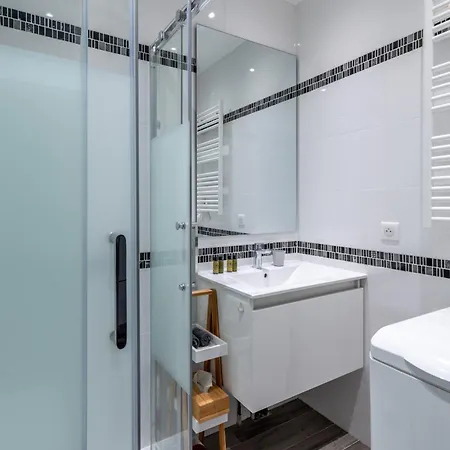 Appartement Magnifique 2 Personnes Au Cœur De Menton, Climatisé Et Proche Gares Routière Et Sncf, Totalement équipé