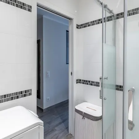 Magnifique 2 Personnes Au Cœur De Menton, Climatisé Et Proche Gares Routière Et Sncf, Totalement équipé *